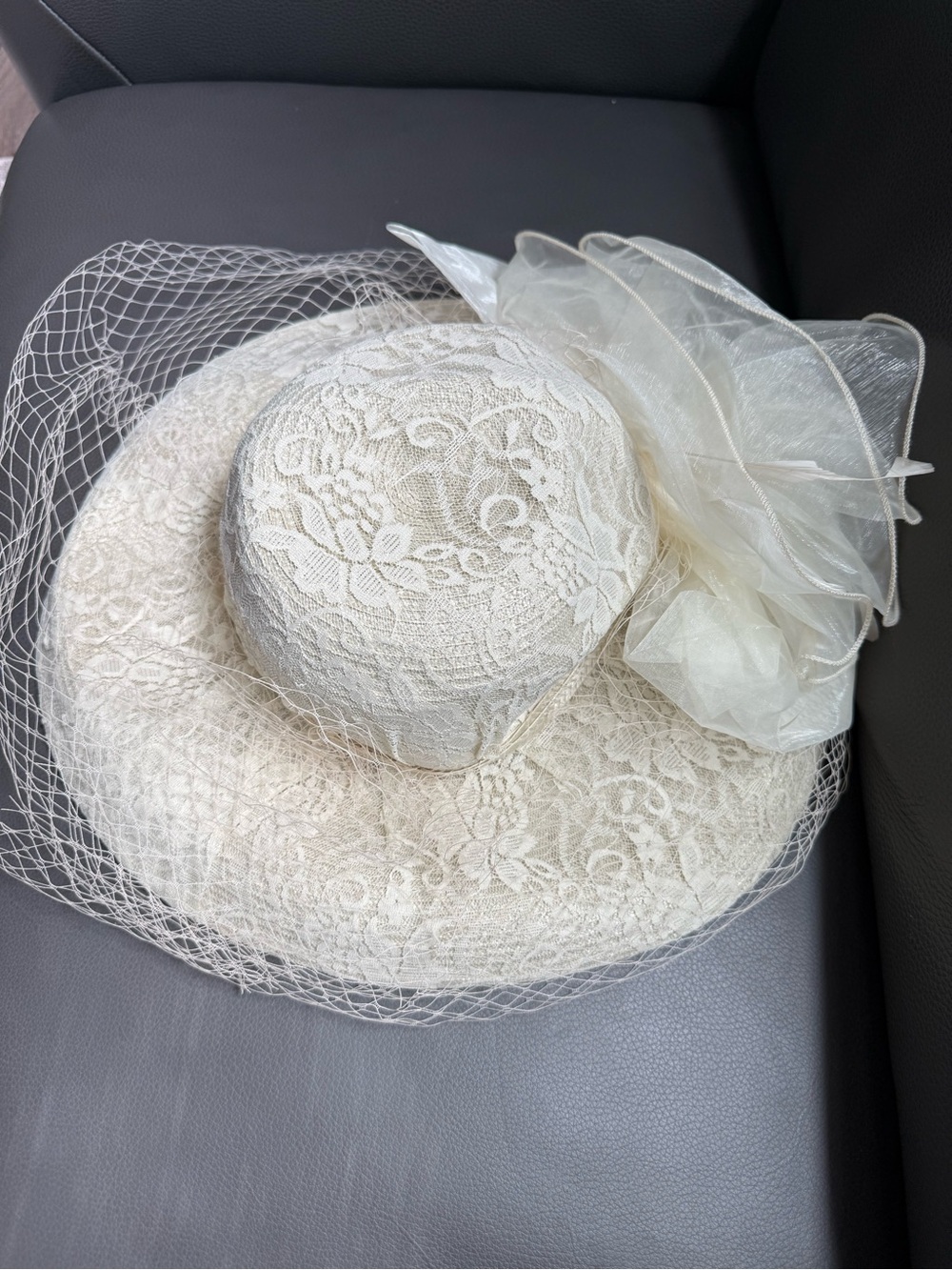 Vintage Ivory Lace Wide Brim Church/Wedding Hat Organza Bow Elegant Dress Hat